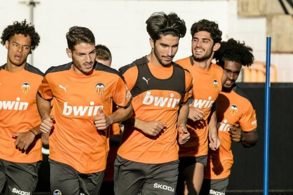Paulista y Mangala siguen con el grupo y ultiman su regreso