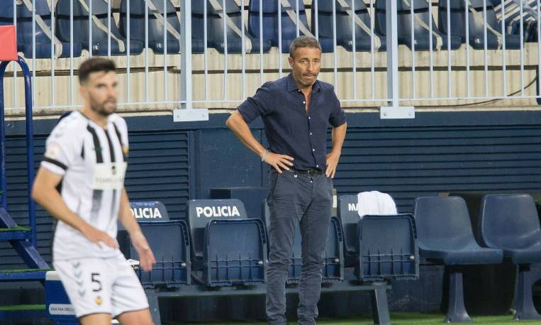 Cano mantiene en el once inicial el bloque de futbolistas que lograron el ascenso