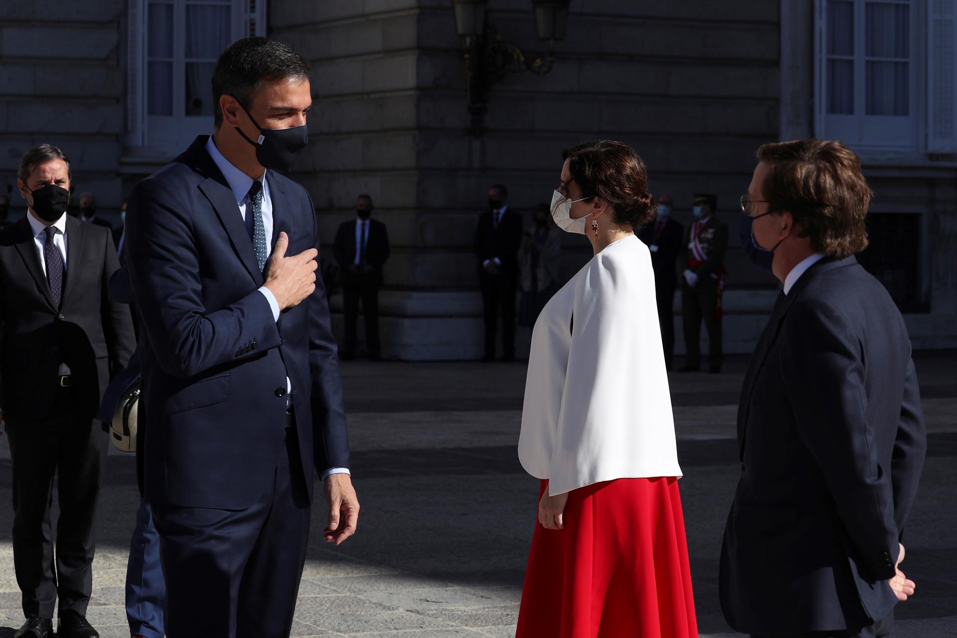 Un 12-O atípico por la covid: abucheos al Gobierno, vivas al Rey y el reencuentro de Sánchez y Ayuso
