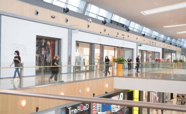 La afluencia a centros comerciales cae un 25% hasta agosto, pero aumenta un 5% el gasto 