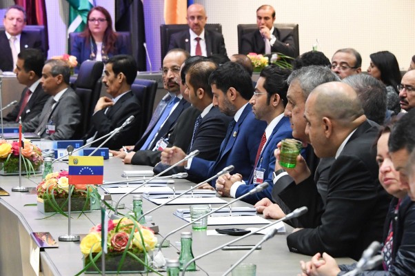 La OPEP prorroga la extensión de los recortes de producción y el petróleo baja con fuerza
