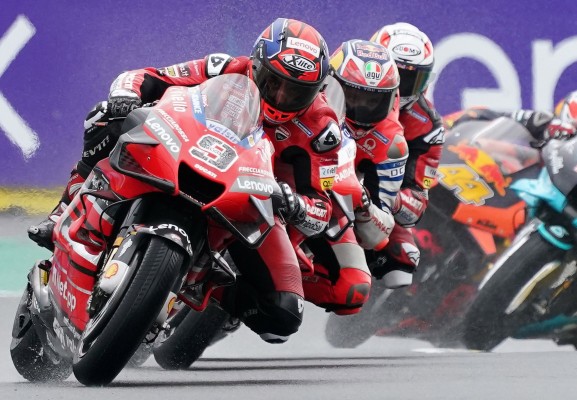 Petrucci, Lowes y Vietti ganan en condiciones adversas
