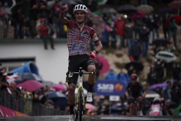 Guerreiro gana al esprint por delante de Castroviejo y Almeida sigue de rosa