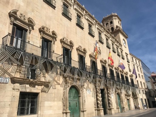 El Ayuntamiento de Alicante comienza a instalar 780 arcos y guirnaldas como decoración de Navidad