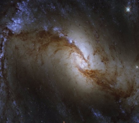 El Telescopio Espacial Hubble de la NASA/ESA ve remolinos de estrellas en formación
