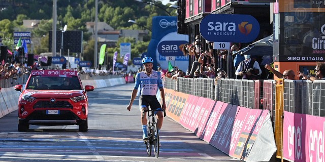 Alex Dowsett triunfa en Vieste y Almeida mantiene la maglia rosa