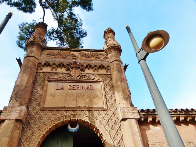 Fachada principal de la histórica fábrica valenciana. - 