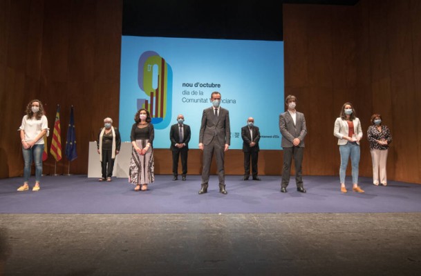 Sobrio y emotivo 9 d'Octubre en Elche en homenaje a la lengua, a la memoria, el trabajo en equipo o los DDHH 