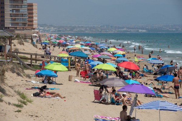 El consumo de agua potable en las zonas costeras de Alicante Sur descendió en un 7,9% durante el pasado verano