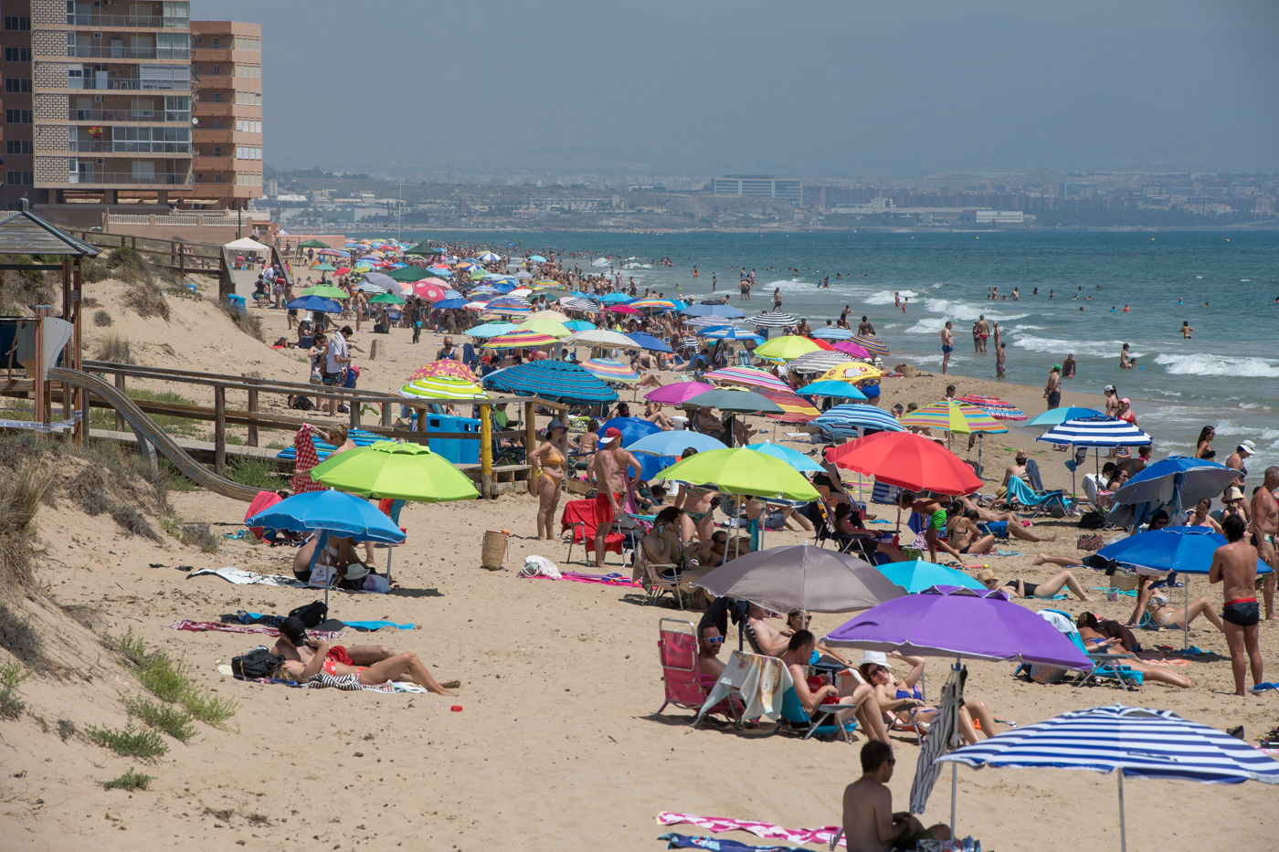 El consumo de agua potable en las zonas costeras de Alicante Sur descendió en un 7,9% durante el pasado verano