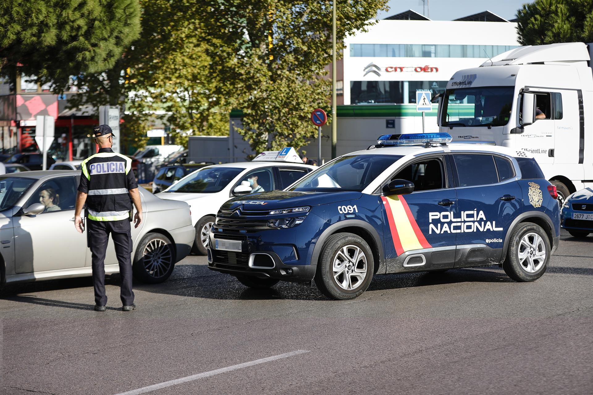 Un agente de la Policía Nacional durante un control durante la pandemia de COVID  Jesús Hellín - Europa Press  - 