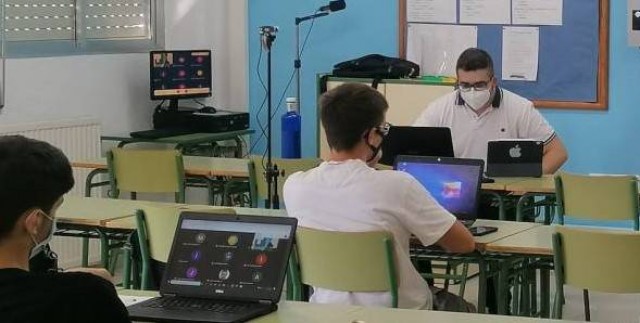 Reclaman altavoces para que los docentes no tengan que forzar la voz por la mascarilla
