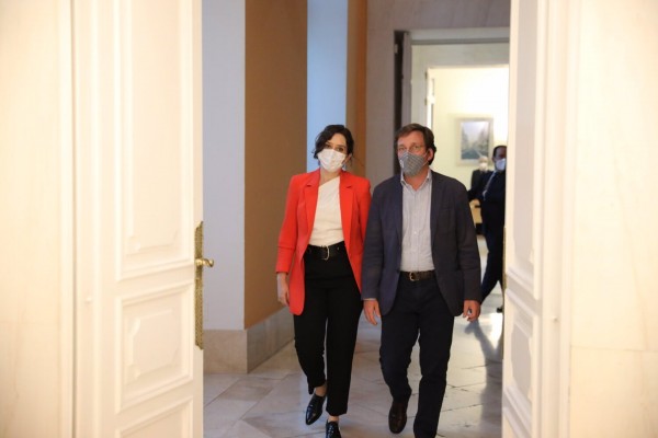Ayuso y Aguado siguen reunidos, junto a Almeida, trabajando en la alternativa que presentar al Gobierno