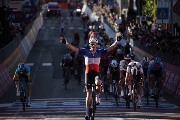Démare firma un doblete en Matera y Almeida conserva la maglia rosa
