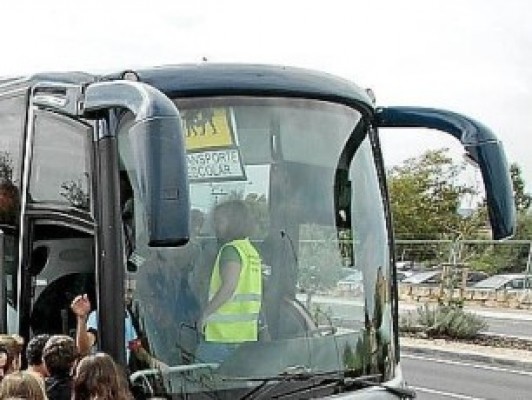 Respiro para los buses escolares: las empresas de transporte cobrarán esta semana los impagos de Educación
