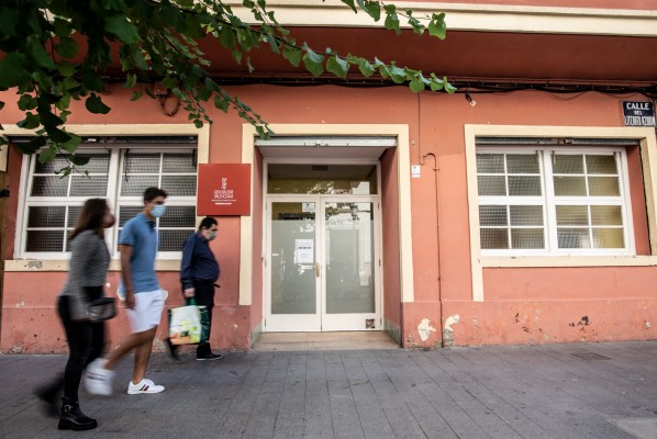 La Generalitat cierra los tres comedores sociales de València ante la covid