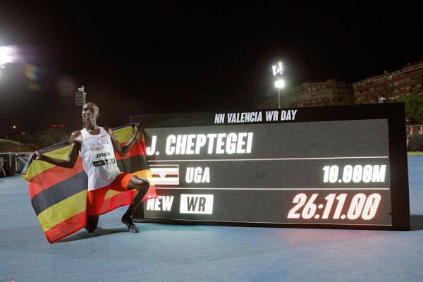 Cheptegei bate el mítico récord de Bekele en los 10.000 metros lisos en València