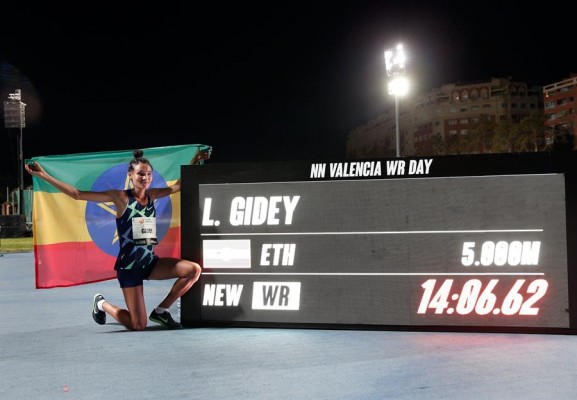 Gidey bate el récord del mundo femenino de 5.000 metros en Valencia
