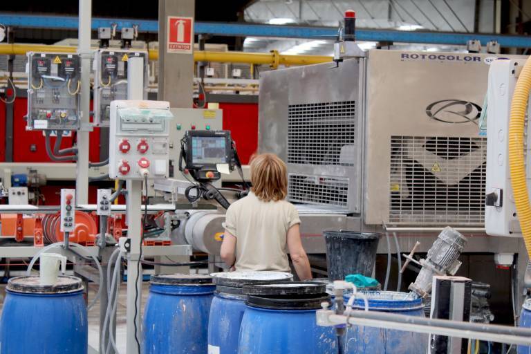Las esmalteras se 'contagian' por fin del alza de la actividad productiva del azulejo