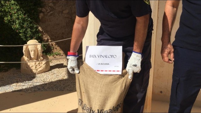 Elche da arena de La Alcudia para el monumento en recuerdo de víctimas covid
