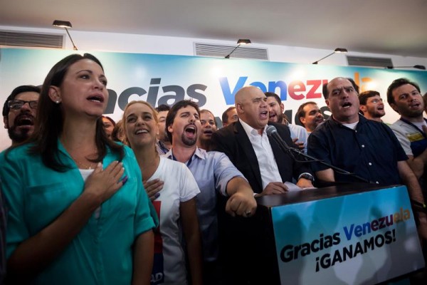 La oposición venezolana logra oficialmente la mayoría con 112 diputados