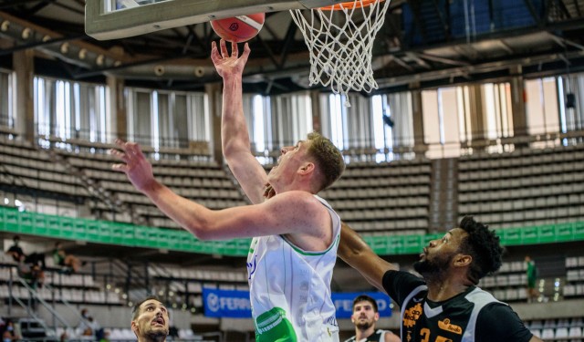 El pívot del TAU Castelló Tomas Pavelka se perderá el primer mes de Liga por una lesión en la mano 