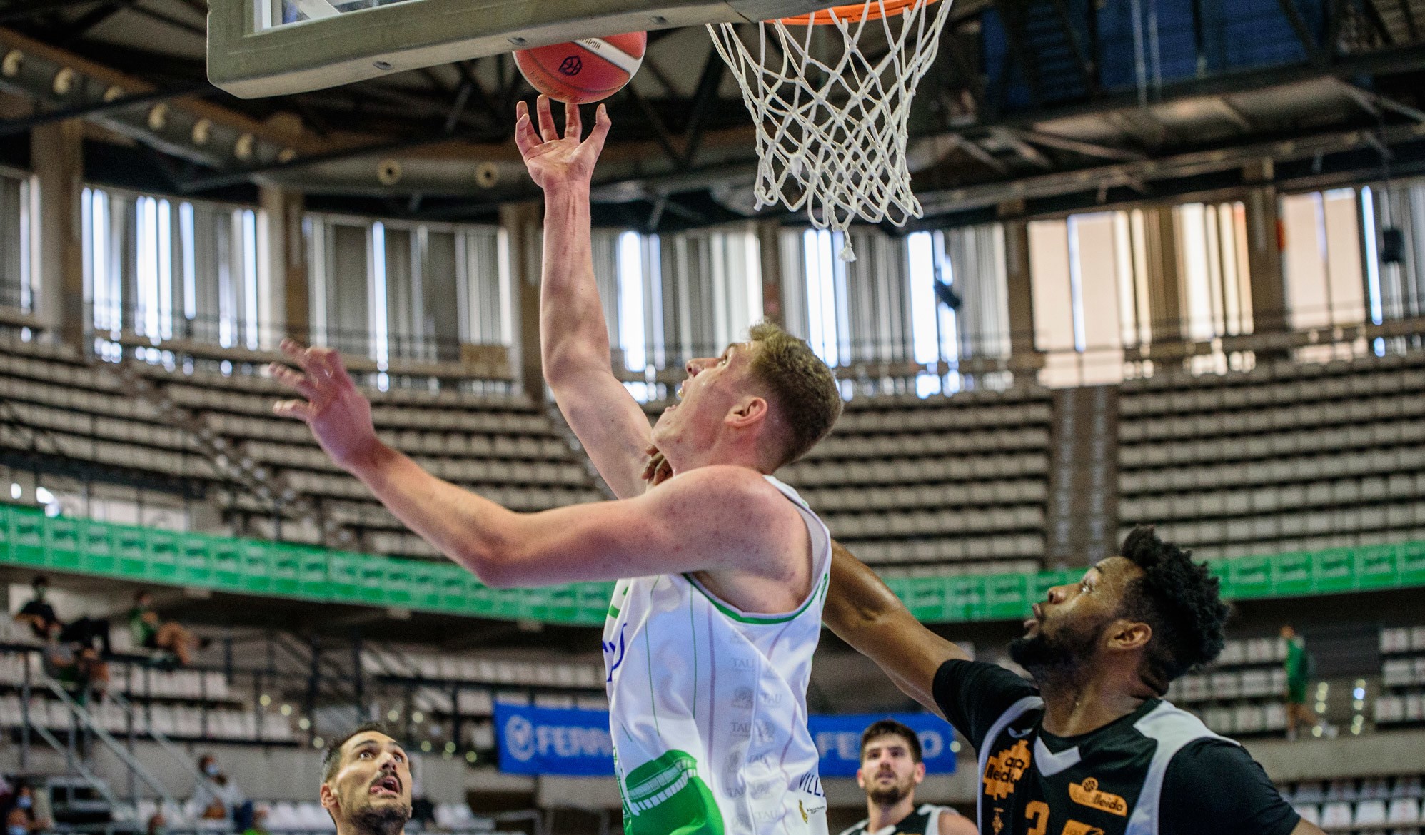 El pívot del TAU Castelló Tomas Pavelka se perderá el primer mes de Liga por una lesión en la mano 