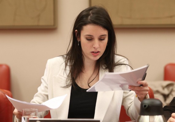 Montero anuncia que el Gobierno derogará de manera inminente la ley del Aborto de 2015