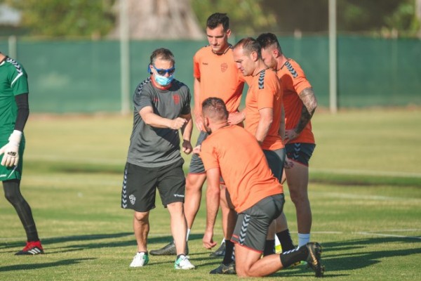 El Elche trabaja sin Mfulu y a la espera de incorporación últimos fichajes