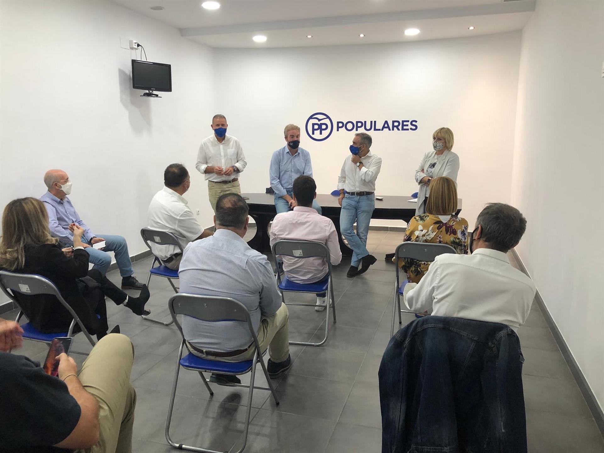 Reunión con alcaldes y portavoces de la comarca de Nules. Foto: PP - 