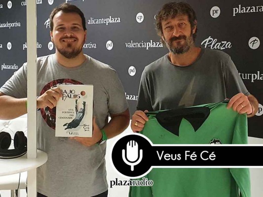 Albert Carda presenta en Veus Fé-Cé su libro 'Bajo Palos' con el gran José Luis Manzanedo guardando la portería