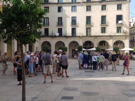 Los hoteles de Alicante salvan el puente de octubre al 40% y confían en la última hora