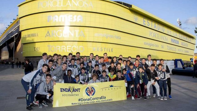 El cadete hace entrega de 11.814 euros recogidos en su lucha contra la ELA