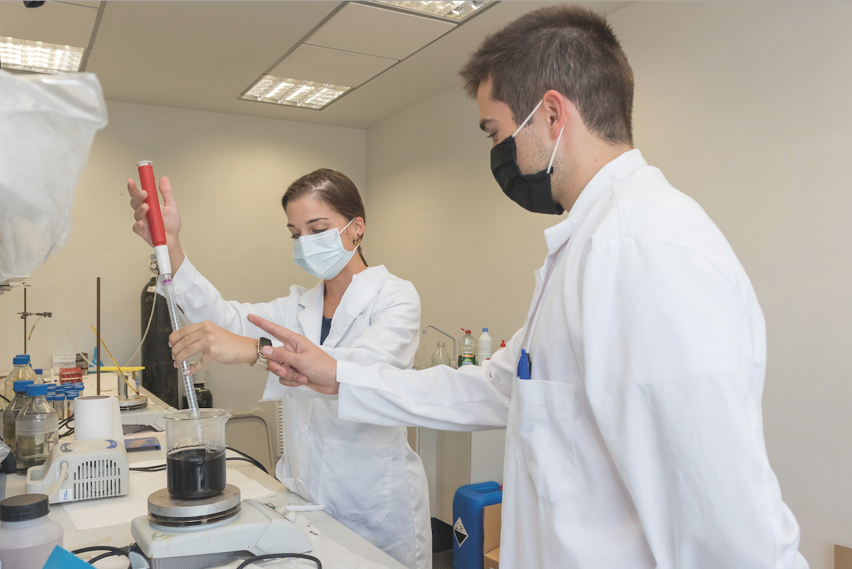Verónica Antón y Álvaro Mas, en el laboratorio de Bioferrick Ink (PEPE OLIVARES) - 