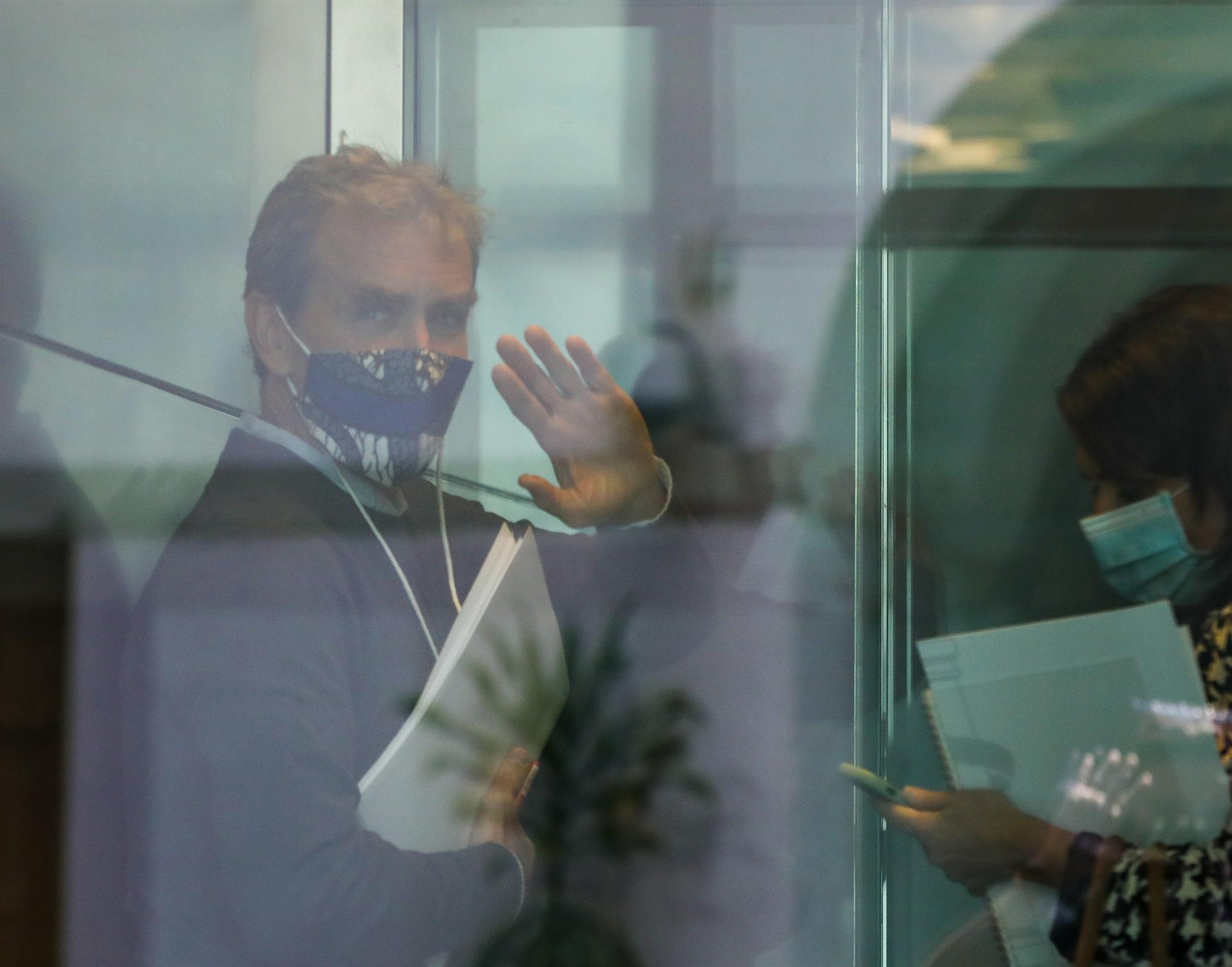 El director del Centro de Coordinación de Alertas y Emergencias Sanitarias -CCAES- Fernando Simón, se despide tras haber participado en la reunión del Grupo Covid-19. Foto: EP - 