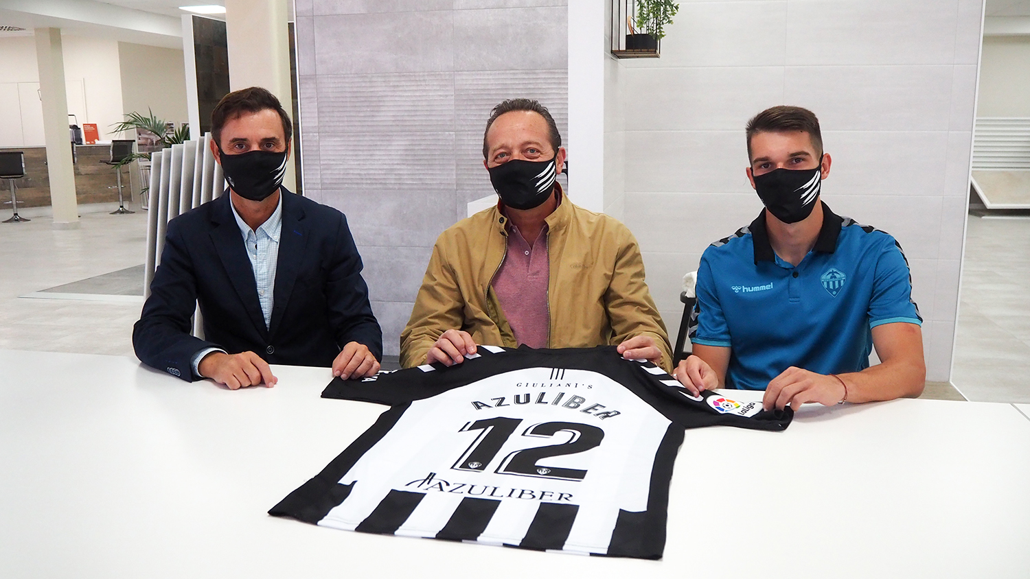 Zlatanovic visita la sede de Azuliber tras marcar en su debut con el Castellón