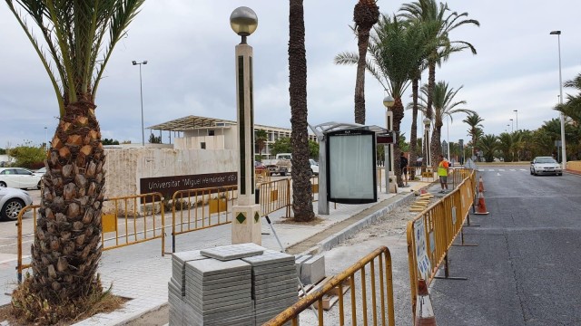 Empiezan las obras de accesibilidad de 23 paradas de autobús urbano en Elche