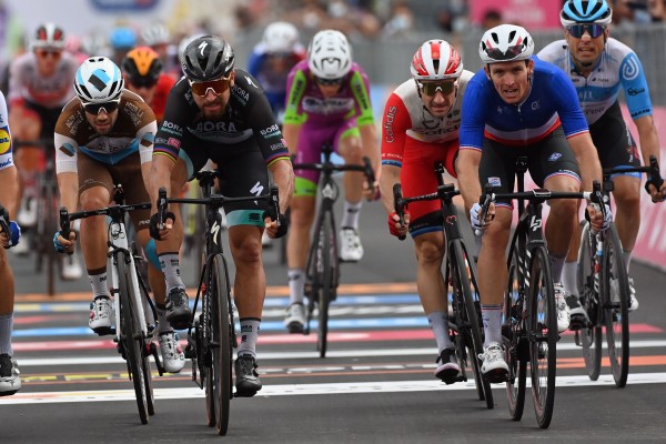 Demare gana al esprint por delante de Sagan y Almeida sigue de rosa
