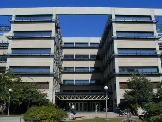 Farmacia suspende las clases presenciales durante una semana a petición de los alumnos