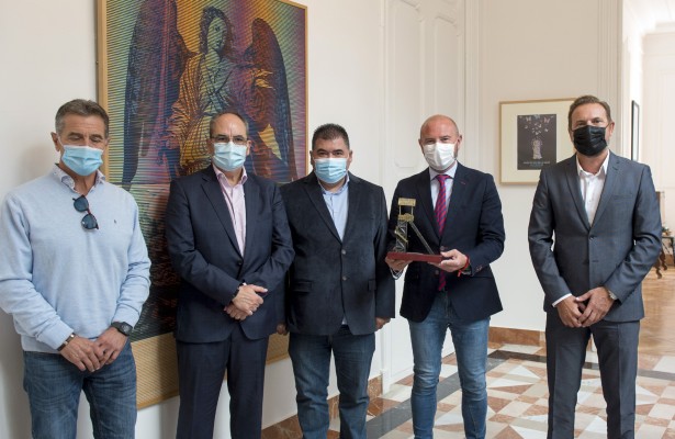 El Club de Ajedrez de Silla ofrece a la Diputació de València su trofeo de campeón de España