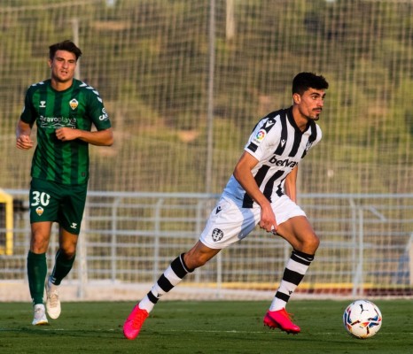 El Levante cede a Arturo Molina al Castellón