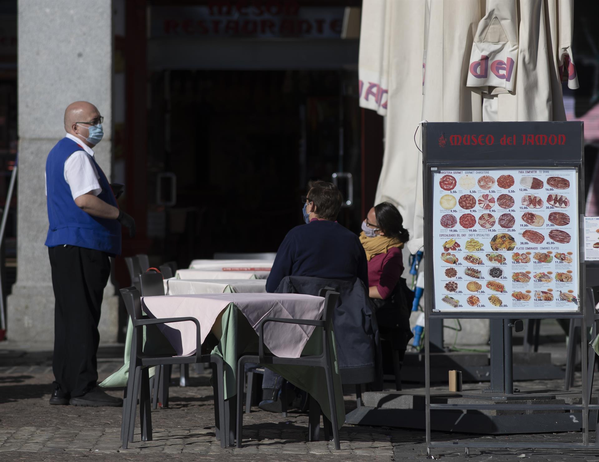  Sanidad notifica 23.480 nuevos casos en España, 2.099 en las últimas 24 horas, y 139 muertes más