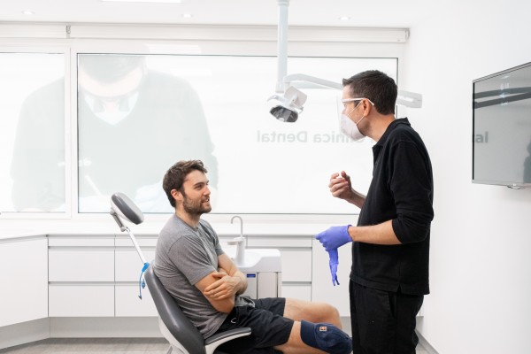 Los jugadores de Valencia Basket cuidan de su salud bucodental en la Clínica Primitivo Roig
