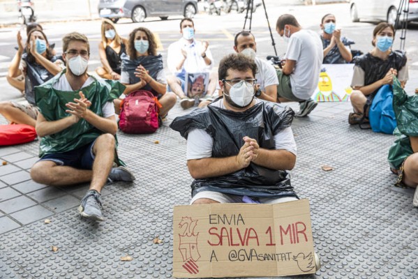 Los MIR celebran que Les Corts reconozcan que su situación es 