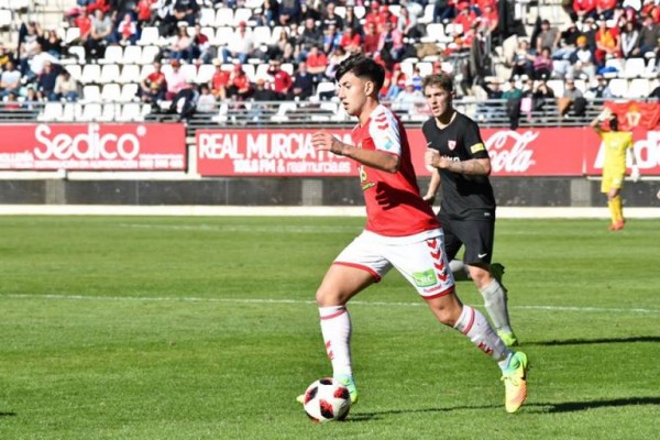 El canterano Domi prolonga su contrato con el Real Murcia y pasa a tener ficha profesional