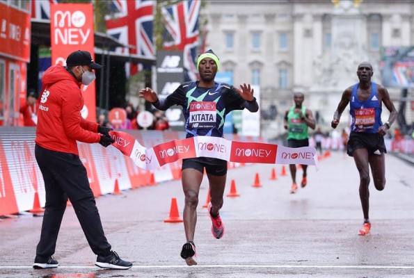 Kipchoge se hunde en el diluvio y el etíope Kitata gana el Maratón de Londres
