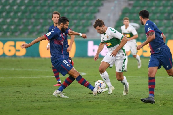 El Elche busca dar un salto de calidad en las últimas horas del mercado de fichajes