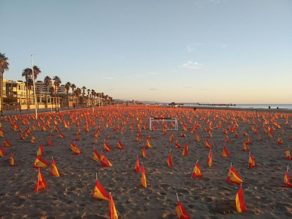 Colocan miles de banderas de España en la playa de la Patacona en homenaje a las víctimas de la covid