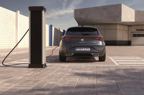 Seat ya admite pedidos del nuevo León e-Hybrid