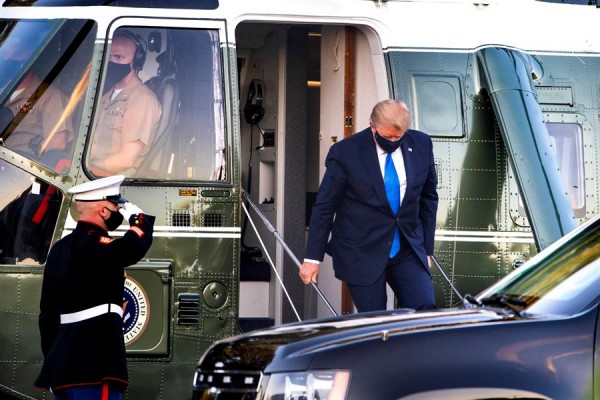 Trump no tiene fiebre, no necesita oxígeno y está trabajando, según los médicos
